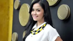 Untuk kedua kalinya Revalina S Temat bermain dalam film horor. Setelah membintangi film 'Pocong 2' pada tahun 2006 silam, kali ini dia kembali membintangi film horor berjudul "Oo Nina Bobo" (Liputan6.com/Panji Diksana).