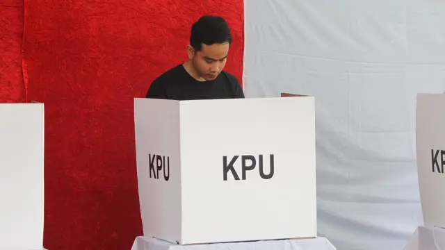 Putra Presiden Jokowi, Gibran Rakabuming Raka mencoblos di TPS 38 Kampung Tirtoyasan, Manahan, Solo. (Foto: Liputan6.com/Fajar Abrori)