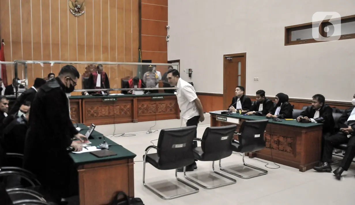Mantan Kapolsek Kalibaru tersebut dituntut oleh Jaksa Penuntut Umum (JPU) dengan hukuman 17 tahun penjara serta denda Rp 2 miliar subsider 6 bulan kurungan. (merdeka.com/Iqbal S. Nugroho)