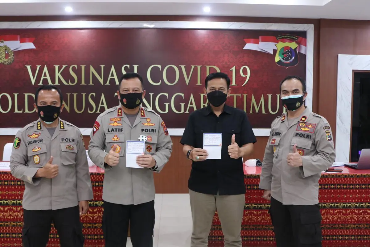 Kapolda NTT menerima kartu vaksin usai mengikuti vaksinasi di Mapolda NTT. (Foto Istimewa)