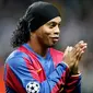 Ronaldinho (Bandana) - Mantan bintang Barcelona ini kerap menggunakan bandana saat berlaga di lapangan hijau. Asesoris tersebut digunakan agar tidak menggangu penglihatan karena rambut yang panjang. (Foto:AFP/Andrew Yates)