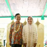 Menurut penuturan salah satu kerabat dekat Ajip, Kiai Haji R. Noor Zein, pasangan pengantin baru ini akan segera meninggalkan Cirebon untuk melakukan bulan madu. (Adrian Putra/Bintang.com)