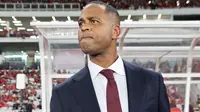 Pelatih Timnas Indonesia, Patrick Kluivert, memimpin timnya menghadapi Timnas Bahrain pada laga kedelapan putaran ketiga Grup C kualifikasi Piala Dunia 2026 di Stadion Utama Gelora Bung Karno, Jakarta, Selasa (25/3/2025) dini hari WIB. (Bola.com/Abdul Aziz)