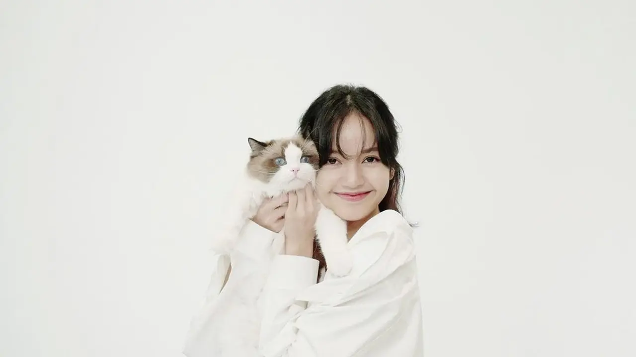 FOTO: Pemotretan Lisa Blackpink dengan Kucing Kesayangan Ini Curi Perhatian Netizen