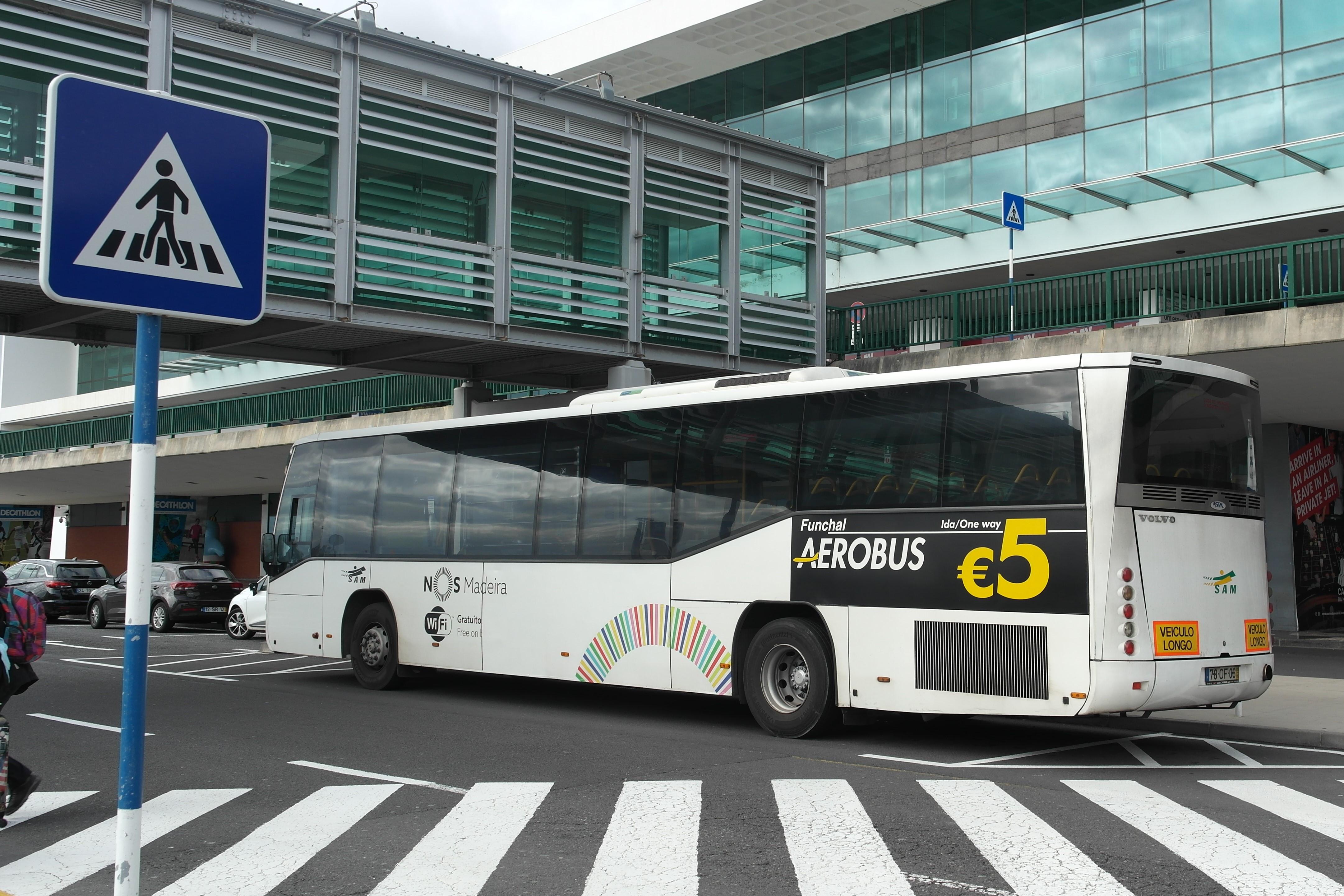Aerobus mempermudah transportasi dari bandara Cristiano Ronaldo ke halte-halte di Madeira. (bola.com/Reza Khomaini)