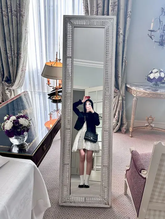 Jisoo tampak imut dan manis saat melakukan mirror selfie walaupun wajahnya dalam foto ini tertutup ponselnya. (Foto: Instagram/ sooyaaa__)