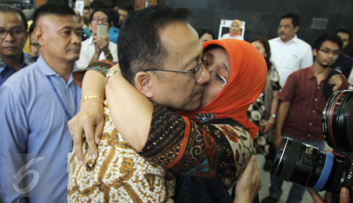 Sanak keluarga memeluk Irman Gusman usai menjalani sidang di Pengadilan Tipikor Jakarta, Senin (20/2). Menanggapi vonisnya, Irman Gusman meminta waktu selama 7 hari kepada majelis hakim. (Liputan6.com/Helmi Afandi)
