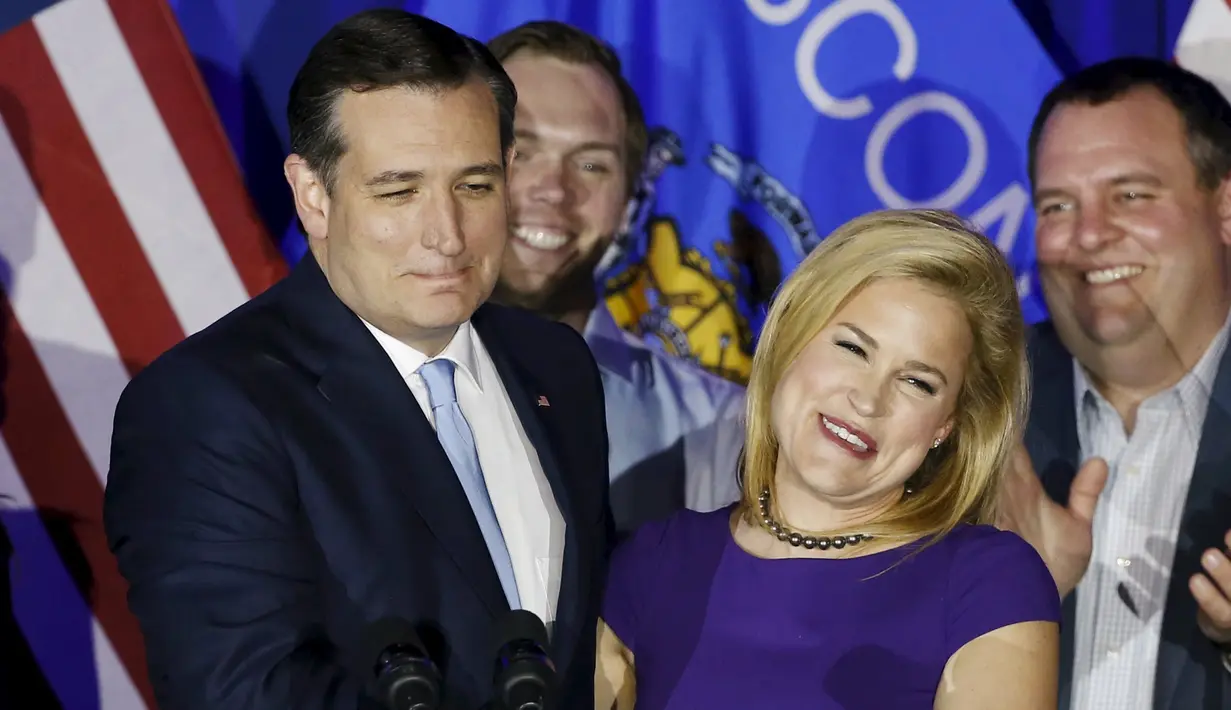 Calon presiden AS, Ted Cruz bersama istrinya Heidi saat melakukan kampanye  di Milwaukee , Wisconsin , Amerika Serikat , 5 April 2016. Cruz adalah anggota dari Partai Republik. (REUTERS / Jim Young)