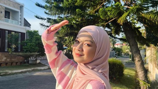 7 Inspirasi Hijab Nashwa Zahira, Stylish dengan Menggunakan Pashmina hingga Hijab Square. (credit:instagram.com/nashwaaaz)