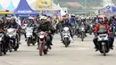 Pemudik bermotor pindah dari Dermaga 6 ke Dermaga 1-5 di Pelabuhan Merak, Banten, Jumat (23/6). H-2 Lebaran 2017, ribuan pemudik bermotor memadati Dermaga 6 Pelabuhan Banten. (Liputan6.com/Helmi Fithriansyah)