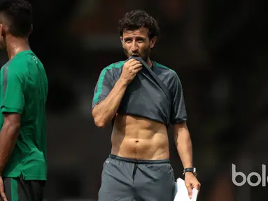 Luis Milla memperlihatkan otot perutnya tanpa sengaja pada sesi latihan Timnas U-22 Indonesia di Lapangan SPH, Karawaci, Jumat (17/3/2017). Milla adalah mantan pemain Barcelona dan Real Madrid. (Bola.com/Nicklas Hanoatubun)