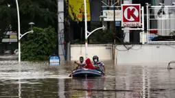 Petugas menggunakan perahu karet mengevakuasi beberapa warga yang terjebak banjir di kawasan Jalan Kemang Raya, Jakarta, Sabtu (20/2/2021). Hujan yang mengguyur Jakarta sejak Jumat (19/2) membuat sejumlah titik di Jakarta terendam banjir. (Liputan6.com/Helmi Fithriansyah)