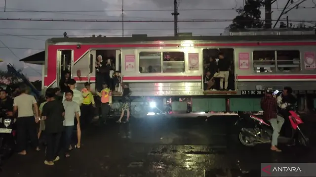 Para penumpang keluar dari KRL Commuter Line lintas Duri (Jakarta)-Tangerang yang tiba-tiba terhenti di perlintasan sebidang RT 01 / RW 11 Rawa Buaya, Cengkareng, Jakarta Barat pada Selasa (26/5/2026) sore (ANTARA)