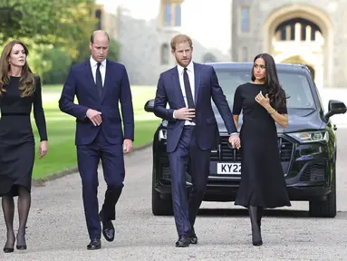 Pasangan suami istri Pangeran William dan Pangeran Harry tampak akrab satu dengan lainnya walau jalan mereka berjarak. (Foto: Chris Jackson/Pool Photo via AP)