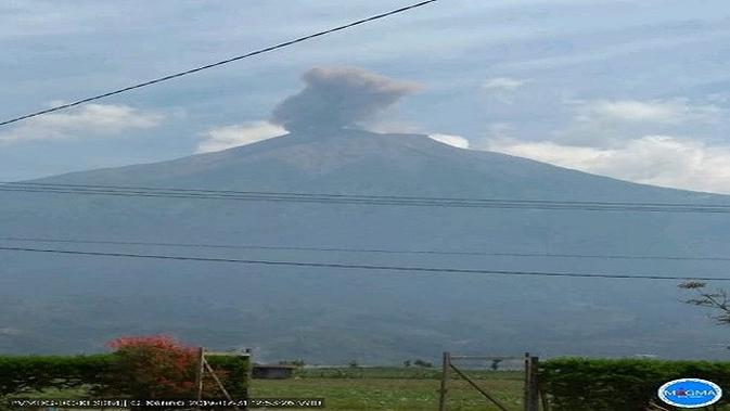 Gunung Kerinci erupsi pada  31 Juli 2019 pukul 12:48 WIB  (Dok.Instagram/@kabargeologi/https://www.instagram.com/p/B0kmvhWBlG1/Komarudin)