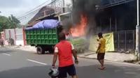 Dumtruk syarat muatan serabut kelapa terbakar di Jalan Raya Sukowidi Banyuwangi (Istimewa)