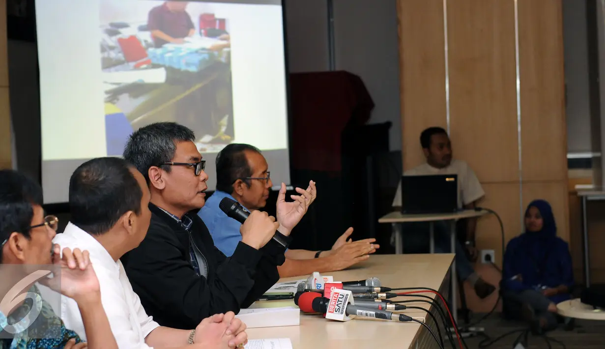 Plt Komisioner KPK, Johan Budi SP (ketiga kiri) menampilkan slide bukti saat jumpa pers terkait operasi tangkap tangan pejabat Pemerintah Kabupaten Musi Banyuasin di gedung KPK Jakarta, Sabtu (20/6/2015). (Liputan6.com/Helmi Fithriansyah)