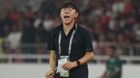 Pelatih Timnas Indonesia, Shin Tae-yong memberikan arahan kepada anak asuhnya saat melawan Filipina pada laga terakhir Grup F putaran kedua kualifikasi Piala Dunia 2026 Zona Asia di Stadion Utama Gelora Bung Karno (SUGBK) Senayan, Jakarta, Selasa (11/6/2024). (Bola.com/M Iqbal Ichsan)