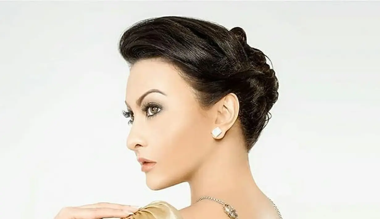 Photoshoot luar biasa Diana Pungky dalam balutan gaun berwarna emas. Rambutnya ditata sleek look dan ia tampil cantik dengan makeup bold. Foto: Instagram.