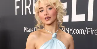 Untuk pertama kalinya di ajang Grammy, Sabrina sukses tampil memukau di karpet merah dengan gaun halter warna baby blue berpotongan halter. [@sabrinacarpenter/@mtv].