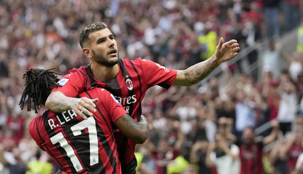 Pemain AC Milan Theo Hernandez merayakan dengan Rafael Leao (kiri) setelah mencetak gol ke gawang Atalanta pada pertandingan sepak bola Serie A di Stadion San Siro, Milan, Italia, 15 Mei 2022. AC Milan menang 2-0. (AP Photo/Antonio Calani)