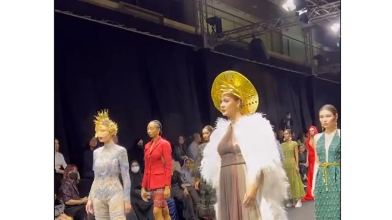 Tampil di Catwalk Usai 3 Tahun, ini 6 Potret Paula Verhoeven di Arab Fashion Week