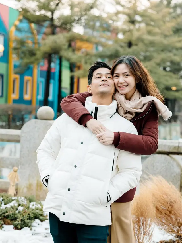 Dianggap Suami Idaman, Ini 7 Potret Surya Insomnia Ajak Keluarga Liburan ke Korea
