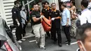Petugas membawa keluar jenazah pembunuhan di Pulogadung, Jakarta, Selasa (27/12). Sebanyak 11 orang menjadi korban, enam di antaranya meninggal dunia. (Liputan6.com/Faizal Fanani)
