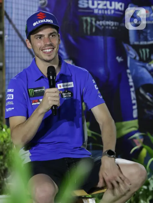 Pembalap Suzuki Ecstar, Joan Mir saat Meet and Greet bersama pewarta di salah satu hotel di Kuta Mandalika, Nusa Tenggara Barat, Jumat (18/3/2022). Joan Mir menjawab sejumlah pertanyaan terkait rangkaian Pertamina Grand Prix of Indonesia atau MotoGP Mandalika. (Liputan6.com/Helmi Fithriansyah)