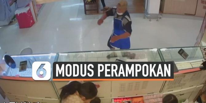 VIDEO: Rekaman Perampokan Toko Emas dengan Modus Lempar Batu