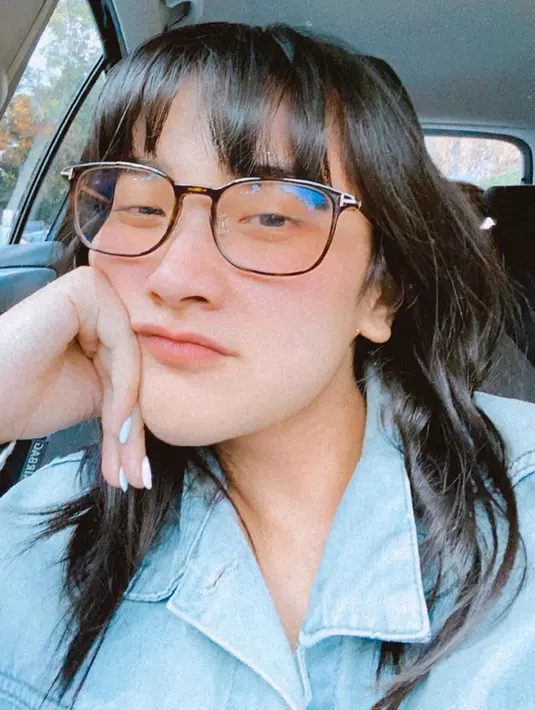 Tidak bisa dipungkiri, aura kecantikan Nadya Arina begitu terpancarkan saat ia memakai kacamata. Pemeran Aida di sinetron Pesantren Rock n' Dut terlihat begitu memesona dengan gaya penampilan casual seperti ini. (Liputan6.com/IG/@nadyaarina)