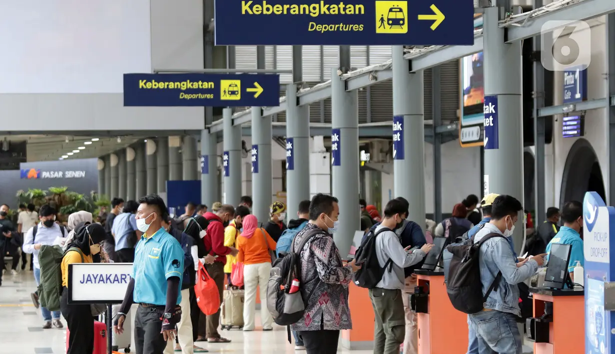 Calon penumpang KA Jarak jauh melakukan check in mandiri di Stasiun Pasar Senen, Jakarta, Jumat (28/1/2022). Jelang libur Tahun Baru Imlek, jumlah penumpang di Stasiun Pasar Senen mengalami kenaikan 8.598 orang dibanding Jumat (21/1) lalu sebanyak 7.402 orang. (Liputan6.com/Helmi Fithriansyah)