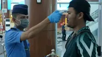 Pemeriksaan suhu tubuh di salah satu fasilitas umum di Riau untuk mengantisipasi penyebaran virus corona. (Liputan6.com/M Syukur)