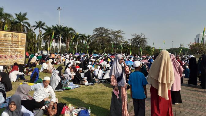 Warga yang datang di acara Maulid Nabi mayoritas menggunakan pakaian berwarna putih dan berpeci bagi kaum laki-laki. (Foto: Merdeka.com)