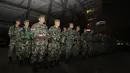 Personil TNI mengikuti apel malam untuk pengamanan jelang final Piala Presiden 2015 antara Persib melawan Sriwijaya FC di Stadion Utama Gelora Bung Karno, Jakarta (17/10/2015). (Bola.com/Vitalis Yogi Trisna)