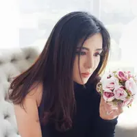 Kesuksesan membuat ia menyisihkan 50% pendapatan bulanannya untuk berbagi dengan kaum yang membutuhkan.