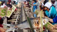 Ribuan orang membakar ikan bandeng membakar ikan bandeng saat peresmian Pasar Induk Puspa Agro tahap pertama di Desa Jemundo, Sidoarjo, Jawa Timur. (Antara)