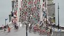 Iringan pebalap sedang berlomba di Etape 3 Tour de France yang berjarak 159.5 km antara Antwerp dan Huy, Belgia. (7/7/2015). (AP Photo/Christophe Ena)