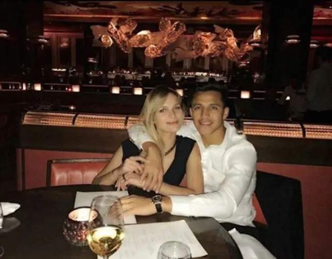 Alexis Sanchez dan kekasihnya, Mayte Rodriguez. (Instagram/Mayte Rodriguez)