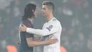 Bintang Real Madrid, Cristiano Ronaldo menyapa striker PSG, Edinson Cavani usai laga Liga Champions di Stadion Parc des Princes, Paris, Selasa (6/3/2018). PSG kalah agregat 2-5 dari Madrid. (AFP/Franck Fife)