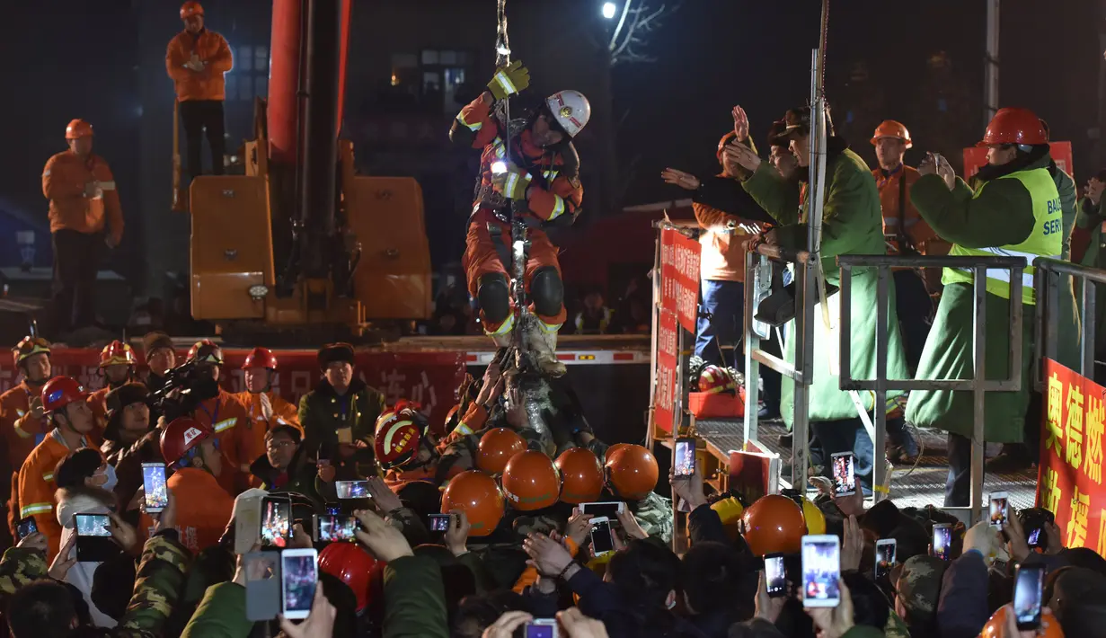 Seorang penambang diangkat dari tambang yang runtuh di Pingyi, Provinsi Shandong, China, Jumat (29/1). Empat penambang berhasil diselamatkan dari tambang yang runtuh setelah terperangkap selama 36 hari di bawah tanah. (REUTERS/China Daily)