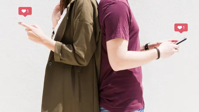 Dalam suasana akrab, terkadang kita merasa nyaman berbagi cerita.