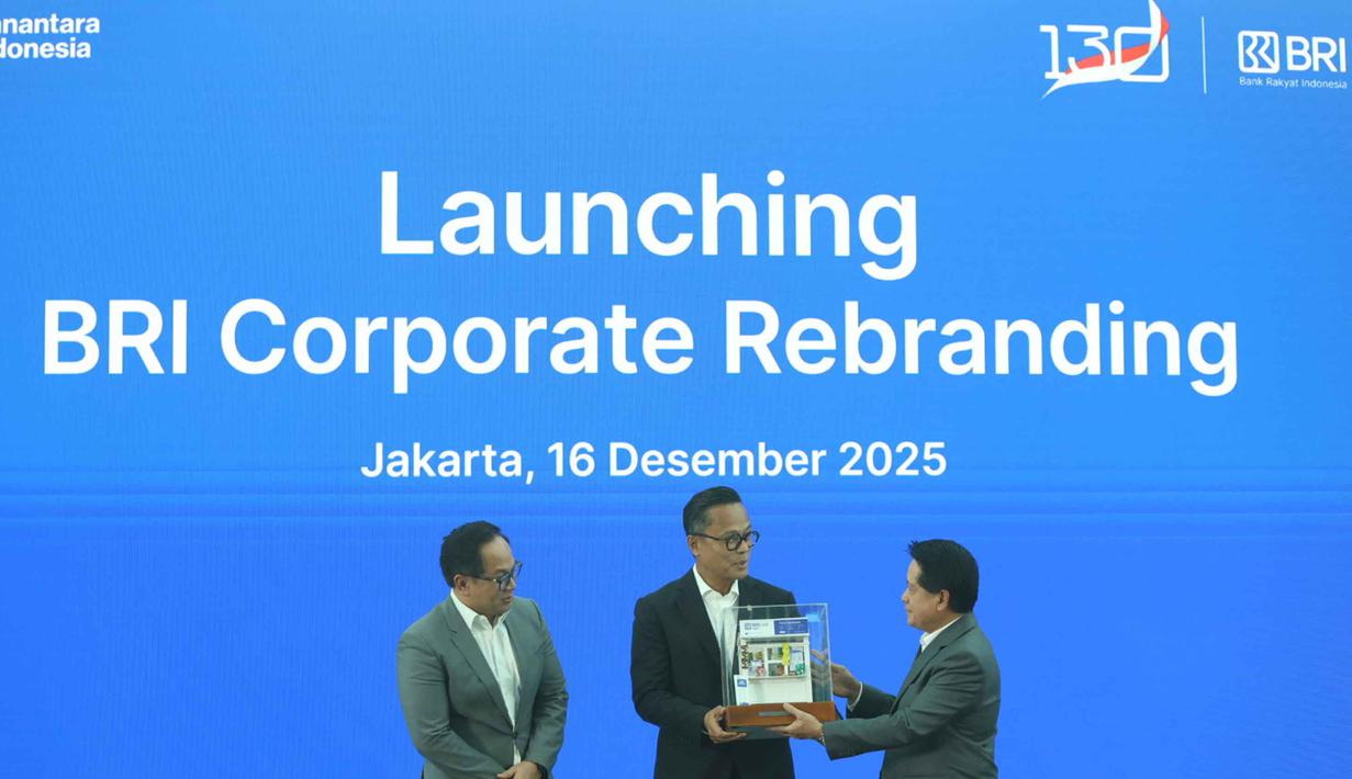 Dony memandang, setiap perusahaan, termasuk perusahaan pelat merah harus melakukan transformasi dari waktu ke waktu mengikuti perkembangan zaman. Tampak dalam foto, Direktur Utama PT Bank Rakyat Indonesia (Persero) Tbk, Hery Gunardi (kanan) memberikan cenderamata untuk Kepala BP BUMN dan COO Danantara Indonesia, Dony Oskaria (tengah) disaksikan Komisaris Utama PT Bank Rakyat Indonesia (Persero) Tbk, Kartika Wijoatmodjo saat Launching BRI Corporate Rebranding, di Menara BRIlian Jakarta, Selasa (16/12/2025). (Kapanlagi.com/Budy Santoso)