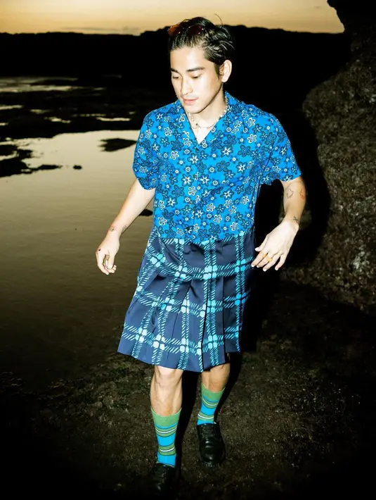 Gaya genderless fashion yang dipilihnya itu memang bukan pertama kali. Pemain sinetron Magic In Love ini tampil unik dengan gaun midi bernuansa biru bermotif bunga dan kotak-kotak. Ada juga penggemar yang menyebut jika Bio One tetap terlihat tampan meski bergaya feminim. (Liputan6.com/IG/@bojvoyej)