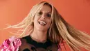 Berada dalam satu projek musik menjadi awal pertemuan keduanya. Britney mengatakan saat itu mereka terpaksa untuk saling menyapa meskipun terkesan kaku lantaran menjadi pertemuan pertamanya. (Instagram/britneyspears)
