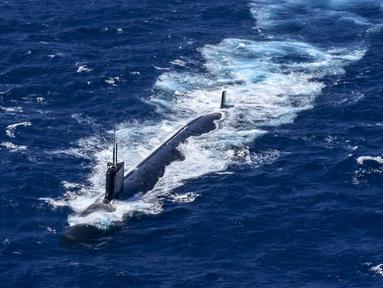 Pemandangan kapal selam nuklir AS saat latihan militer 70 mil laut (130 kilometer) di lepas pantai Cartagena, Kolombia, 28 Februari 2022. Kolombia dan AS memulai latihan militer di Karibia yang mencakup kegiatan dengan kapal selam nuklir. (Colombian National Navy/AFP)
