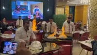 Salah satu show di restoran CZN Burak. (Ade Yusuf Satria/Bola.com)