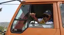 Menteri PUPR Basuki Hadimuljono mengacungkan jempol kepada wartawan saat menaiki truk untuk melintasi Jembatan Kali Kuto di Batang, Jateng, Rabu (13/6). Jembatan Kali Kuto mampu menahan beban hingga 16 ton. (Liputan6.com/Arya Manggala)