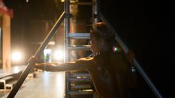 Peserta kategori 'Miss Athletic Korea Pro' sedang bersiap menunggu giliran tampil. (AFP PHOTO/Ed Jones)