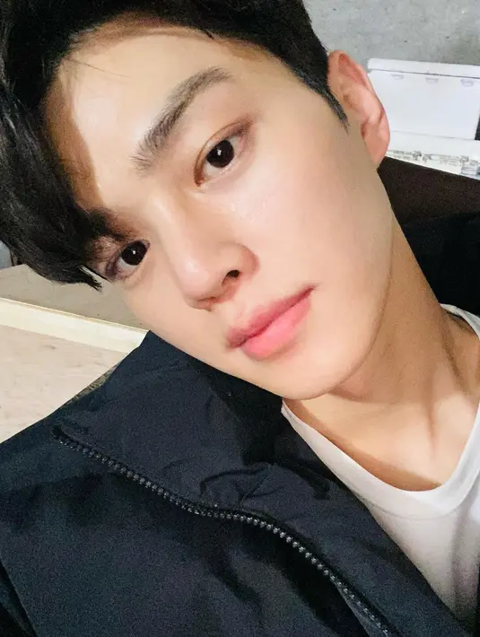 Song Kang sering kali menyapa penggemarnya dengan mengupload foto selfienya seperti ini, KLovers. (FOTO: instagram.com/songkang_b)